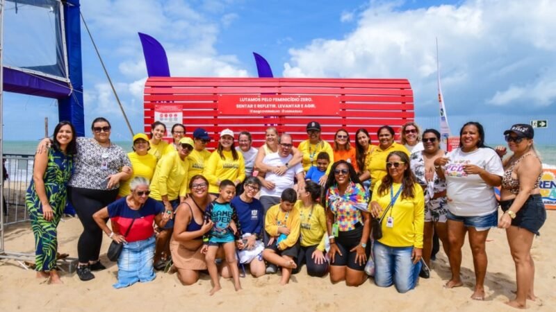 Prefeitura do Jaboatão recebe mais um banco vermelho, alusivo ao combate à violência contra a mulher