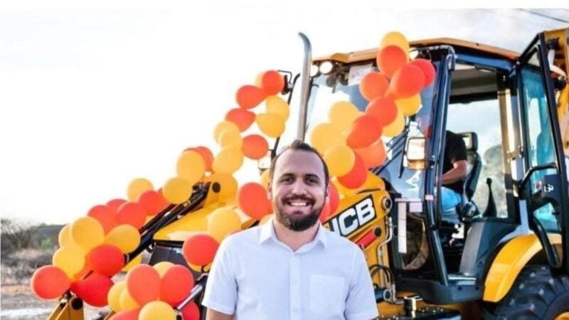 Com 8 meses de mandato, vereador Cleber Freitas entrega retroescavadeira à comunidade do Uri em parceria com Pedro Campos