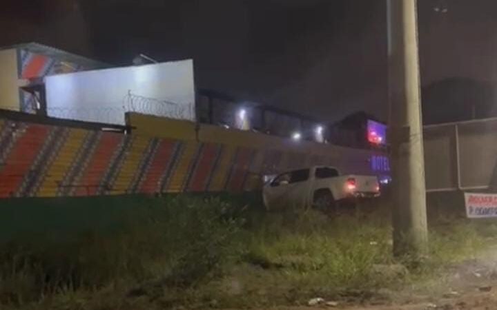 Caminhonete colide com muro de motel e causa destruição em Teixeira de Freitas