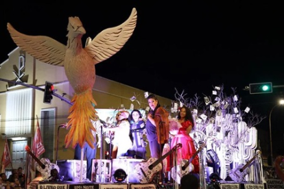 Petrolina homenageia Geraldo Azevedo no desfile pelos 130 anos de emancipação do município