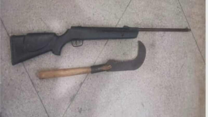 Polícia Militar apreende espingarda adaptada e foice durante abordagem em Salgueiro