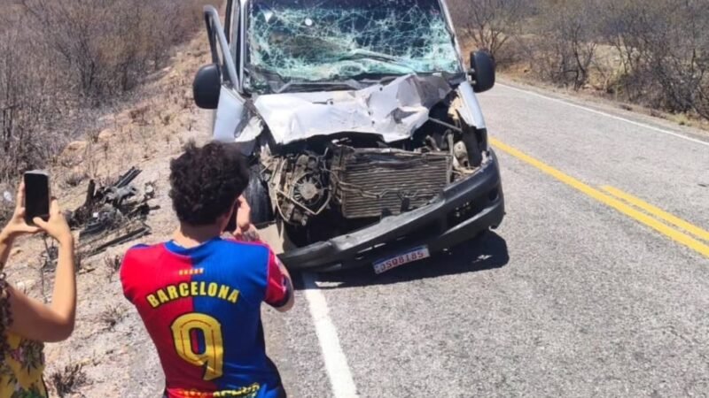 Grave acidente entre caminhão e van na PE-555