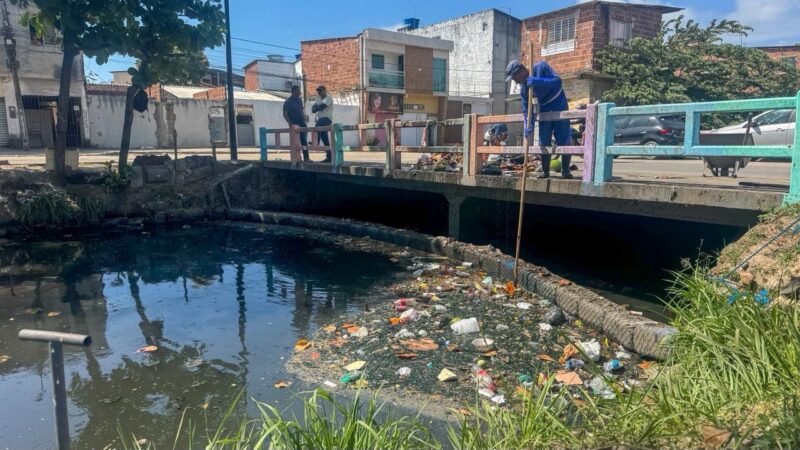 Ecobarreira flutuante instalada no canal Miguel Arraes impede que 15 toneladas de lixo cheguem à Lagoa Olho D’Água