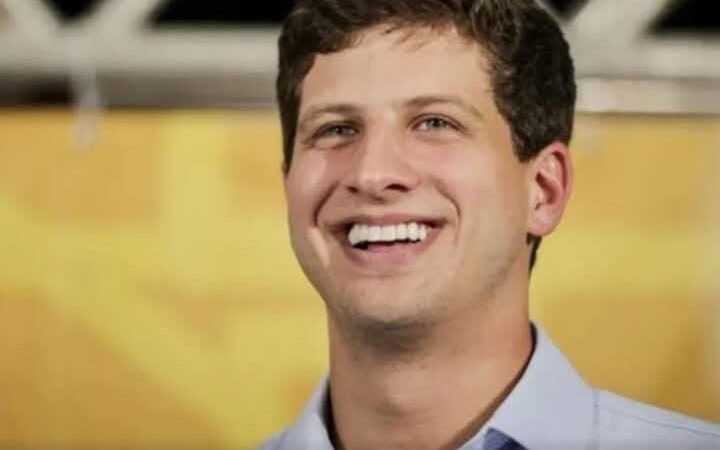 O PSB confirmou que o prefeito do Recife, João Campos, será o candidato da sigla ao governo de Pernambuco nas eleições de 2026. A declaração foi feita pelo presidente estadual do partido, Sileno Guedes, em entrevista à Rádio Folha. Campos, reeleito em 2024 com 78% dos votos, é visto como o nome natural da legenda para a disputa, apesar de estar focado nas ações da Prefeitura.