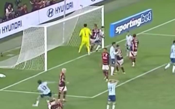 Gol legítimo do Racing anulado, o jogador do time argentino sobe antes, e o braço de apoio vira falta. Mais um erro a favor do Flamengo.