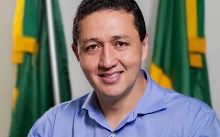O prefeito de Juazeiro do Norte, Glêdson Bezerra (Podemos) marcou presença no ato de filiação de Ciro Gomes ao PSDB, que ocorre nesta quarta-feira (22), em Fortaleza. O gestor subiu ao palanque para discursar representando os prefeitos do interior do Ceará.