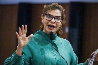 Coluna da terça: líder governista adota o ataque como defesa