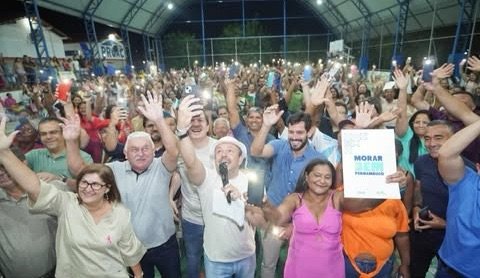 Famílias do bairro Divino Espírito Santo assinam contrato para regularização fundiária de centenas de imóveis