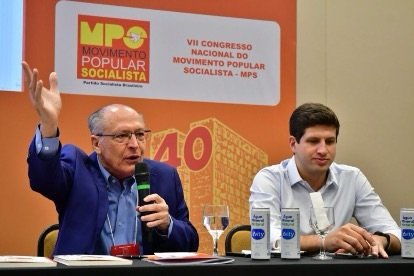 João Campos articula com Alckmin para impedir tarifa de importação de poliéster