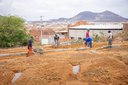 Prefeitura de Salgueiro inicia obras de construção de duas quadras de areia em escolas municipais