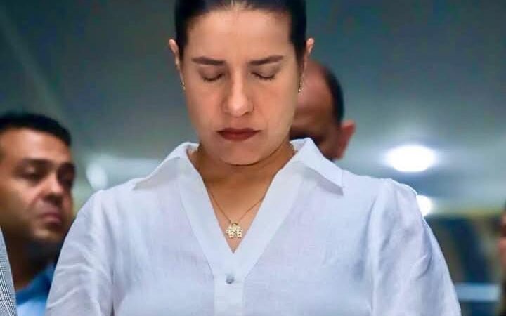 Governadora Raquel Lyra presta homenagem emocionada neste Dia de FinadosRaquel Lyra faz oração especial neste Dia de Finados em homenagem a familiares e a todos que já partiram