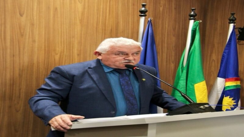 Vereador Auremar Carvalho destaca obras de asfaltamento em Salgueiro e faz críticas políticas durante sessão na Câmara