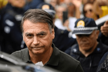 Moraes decreta cumprimento da pena de Bolsonaro; ele ficará na PF, em Brasília