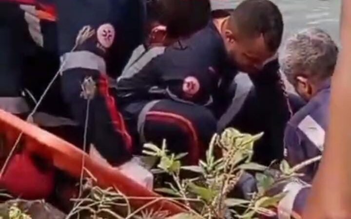 Na manhã desta quinta-feira (25) um casal ficou ferido após o jet-ski em que estava a bordo colidir violentamente contra um barco parado debaixo da passarela que liga os bairros da Barra e São Miguel, na zona norte.