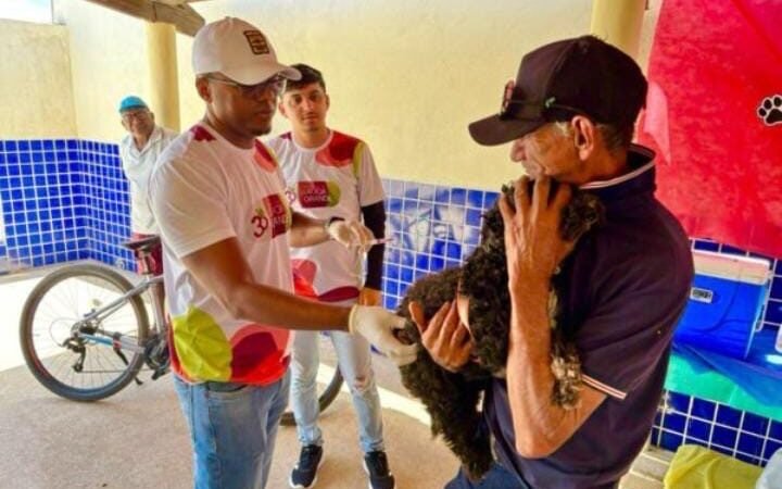 Catharina Garziera sanciona leis que garantem gratificação para profissionais da Vigilância em Saúde e abono aos agentes de Saúde e de endemias