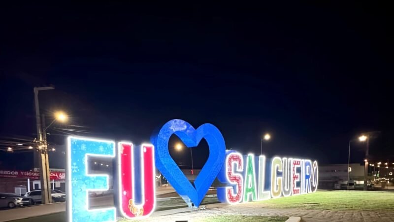 No coração da praça a luz se acende: