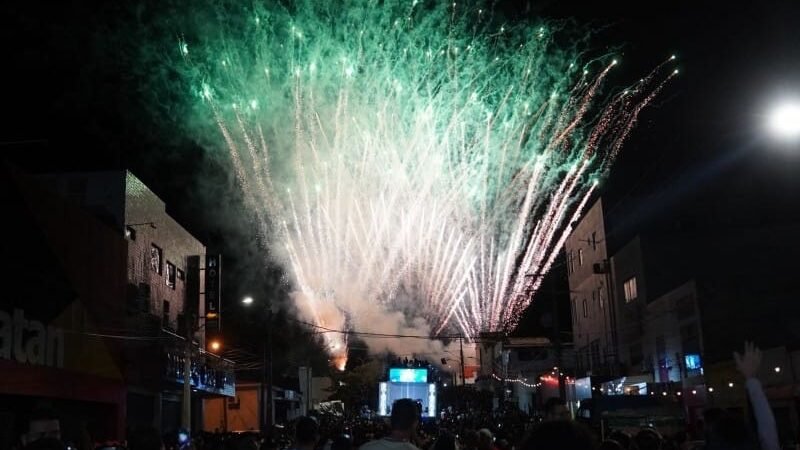 No aniversário de Salgueiro, prefeitura faz entregas e inaugurações, autoriza a pavimentação de mais de 20 vias e realiza show de Kannário no trio Cygnus