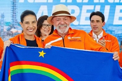 Em ambiente adverso, Raquel rouba a cena durante discurso ao lado de Lula