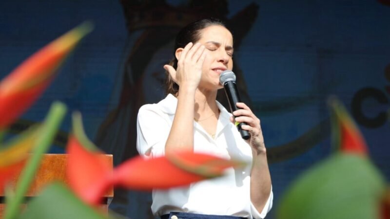 No Morro da Conceição, Raquel pede que fiéis rezem por todos que fazem o Governo