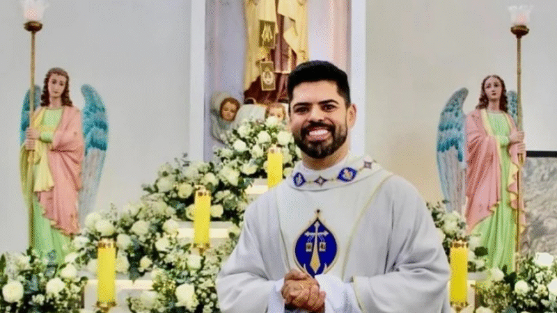 Padre é encontrado morto após atrasar para a missa; suspeita é de mal súbito