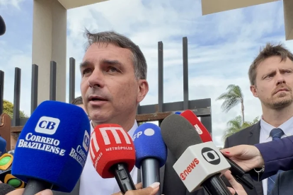 APÓS VISITAR O PAI, FLÁVIO BOLSONARO DIZ QUE PRÉ-CANDIDATURA É “IRREVERSÍVEL”