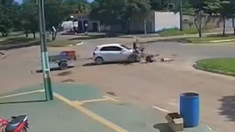 Moto com cinco pessoas é atingida por carro e ocupantes são arremessados no Pará