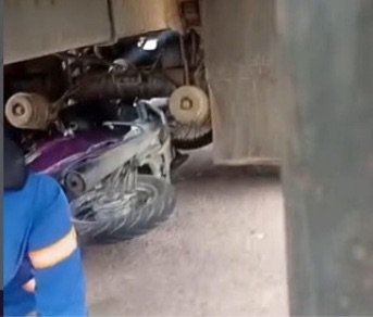 Moto de Agente Comunitária de Saúde é atingida por caminhão em Salgueiro