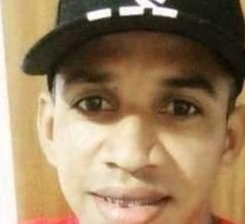 Um homicídio foi registrado na tarde desta segunda-feira (12) no bairro do Alto José do Pinho, Zona Norte da capital pernambucana.Um homem, identificado preliminarmente pelo apelido de “Adé”, foi assassinado a tiros em uma escadaria da localidade