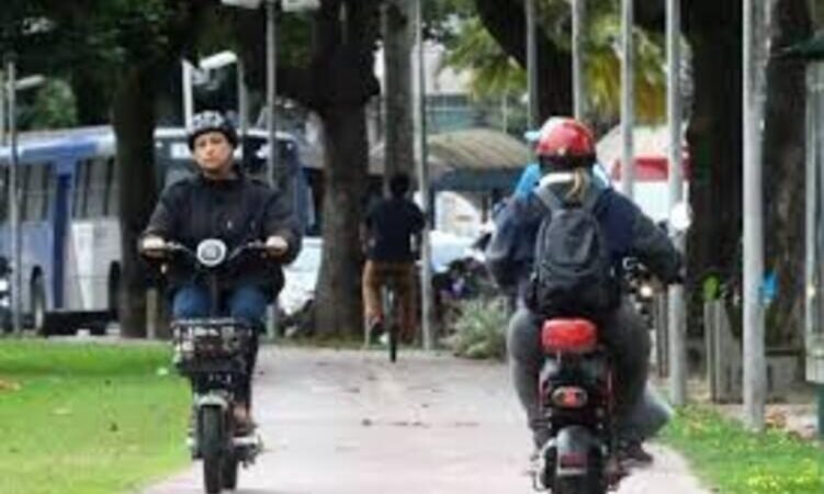 Novas regras para ciclomotores passam a valer e exigem registro, CNH e uso de capacete