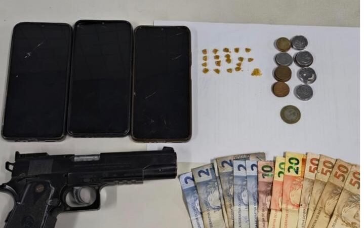 PM desarticula ponto de tráfico em Floresta, apreende crack, recupera celular roubado e localiza simulacro de arma