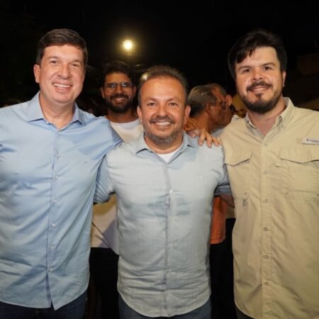 Fabinho e Fernando Filho fazem grande arrastão de frevo na inauguração de asfalto em Salgueiro