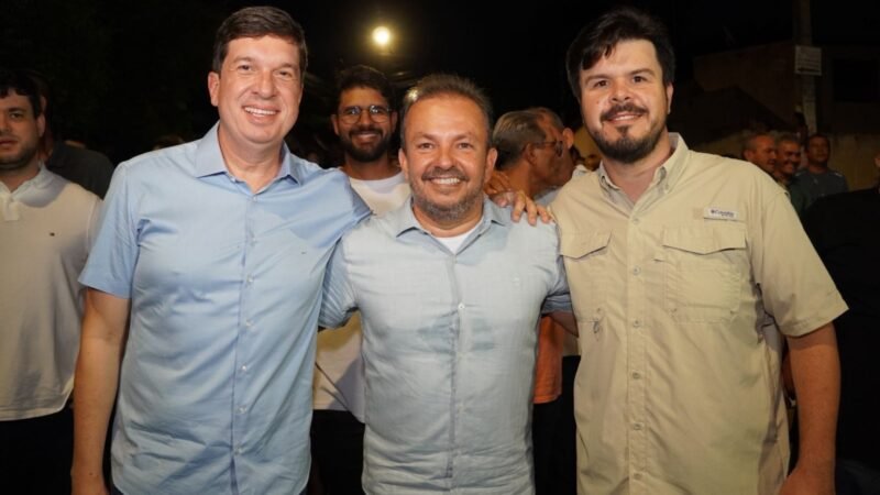 Fabinho e Fernando Filho fazem grande arrastão de frevo na inauguração de asfalto em Salgueiro