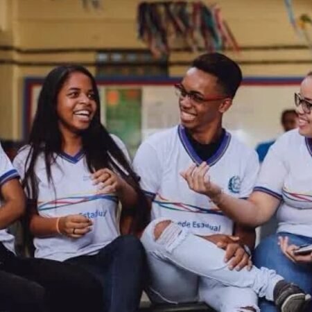 Governo de Pernambuco inicia pagamento do Pix Tênis para alunos da rede estadual