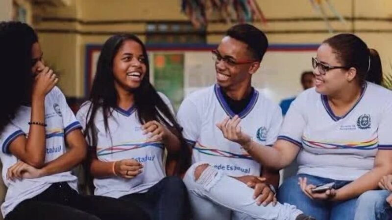 Governo de Pernambuco inicia pagamento do Pix Tênis para alunos da rede estadual