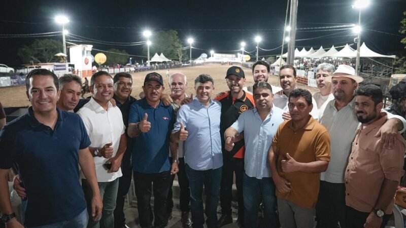 Eduardo da Fonte é recebido por comitiva de prefeitos e vereadores em vaquejada no Agreste