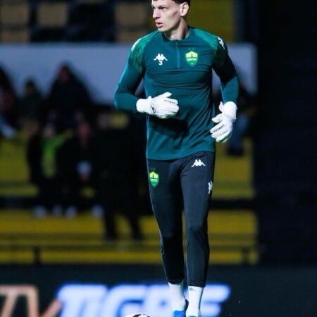 O Náutico acertou a contratação do goleiro Arthur, de 29 anos. Ele estava no Cuiabá em 2025 e já passou por clubes como o Londrina, CRB e Coritiba. Chega para ser o 3º goleiro