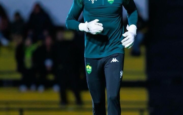 O Náutico acertou a contratação do goleiro Arthur, de 29 anos. Ele estava no Cuiabá em 2025 e já passou por clubes como o Londrina, CRB e Coritiba. Chega para ser o 3º goleiro