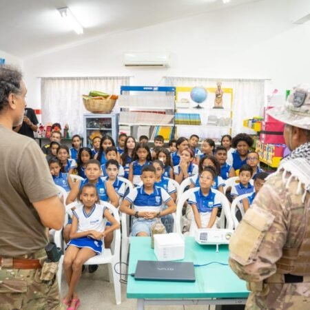 Escola municipal de Salgueiro recebe palestra da PF, com direito a passeio de helicóptero para os alunos
