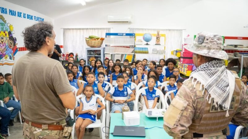 Escola municipal de Salgueiro recebe palestra da PF, com direito a passeio de helicóptero para os alunos