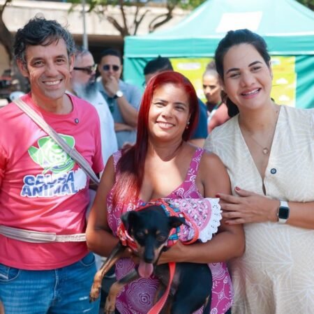 Prefeita Mirella Almeida e secretário Daniel Coelho prestigiam o primeiro dia de castração gratuita em Olinda