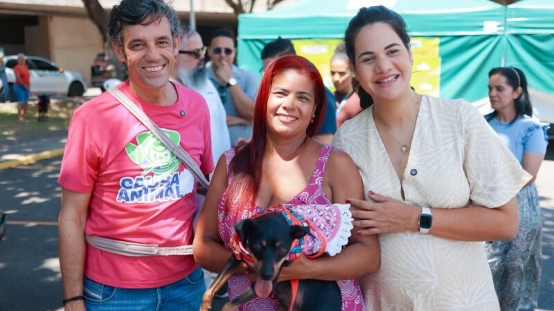 Prefeita Mirella Almeida e secretário Daniel Coelho prestigiam o primeiro dia de castração gratuita em Olinda