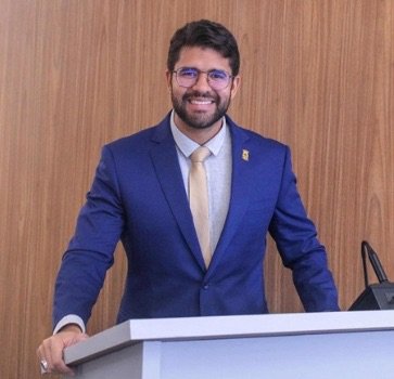 Léo Parente pede que prefeitura faça planejamento para grande operação nas vias públicas após período de chuvas