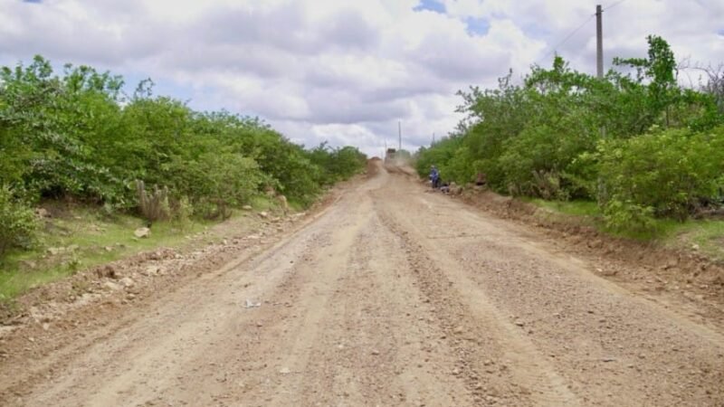 Prefeitura de Salgueiro começa a recuperar estrada do Pau Ferro após fortes chuvas