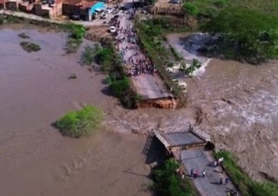 Ponte de acesso a cidade no Agreste pernambucano desaba e aulas são suspensas após chuvas