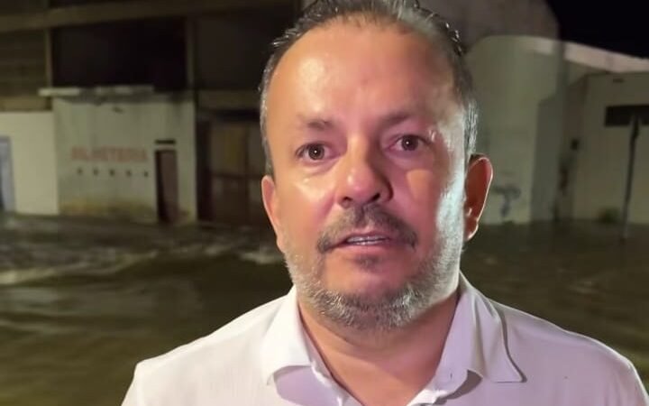 Prefeito de Salgueiro mobiliza equipes para vistoriar locais mais afetados pelas chuvas desta quarta-feira