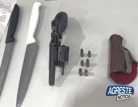 HOMEM É PRESO COM ARMA E FACAS APÓS AGREDIR COMPANHEIRA E DESCUMPRIR LEI MARIA DA PENHA EM SÃO DOMINGOS