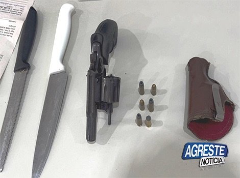 HOMEM É PRESO COM ARMA E FACAS APÓS AGREDIR COMPANHEIRA E DESCUMPRIR LEI MARIA DA PENHA EM SÃO DOMINGOS