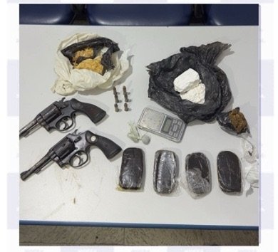 Polícia Militar prende suspeito de tráfico e apreende armas e entorpecentes em Petrolina