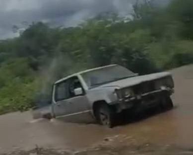 CARRO FICA PRESO EM TRECHO ALAGADO NA REGIÃO DO DISTRITO DE JUTAÍ, EM LAGOA GRANDE-PE