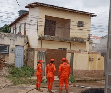 Carregador ligado à tomada causa incêndio em residência em Salgueiro